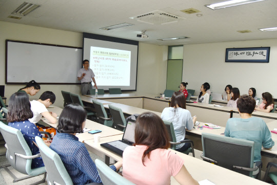 인하대학교(총장 최순자) BK21+ 글로컬 다문화교육 전문인력 양성사업팀이 오는 25일까지 인하대 사범대학 서호관 237B호 세미나실에서 '2016 하계방학 글로컬 다문화교육 포럼 시리즈'를 열고 있다고 19일 밝혔다. 이병환 순천대 교수가 '다문화사회의 체험활동과 인전교육'이란 주제로 강연을 하고 있다. 인하대 제공